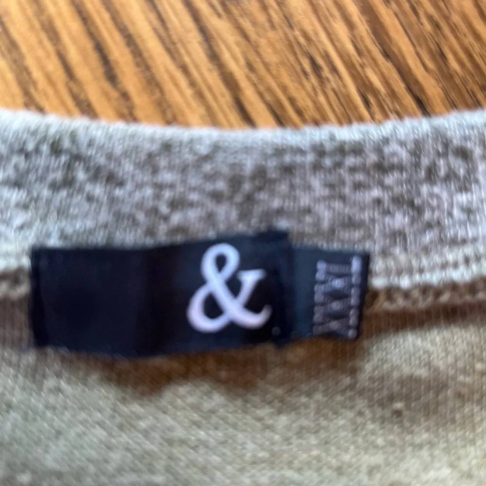 & top. - Picture 3 of 3